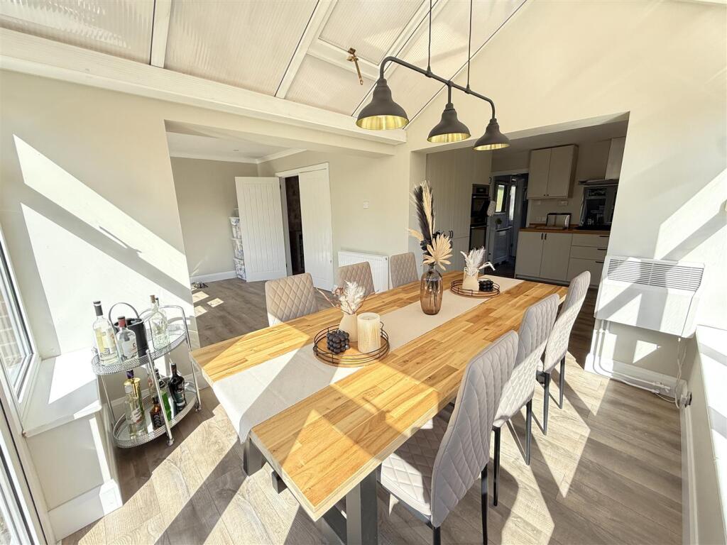 DINING/BREAKFAST AREA