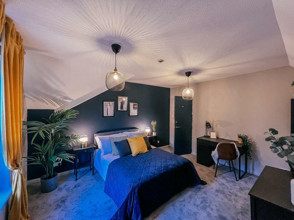 Bedroom Photos (6).JPG