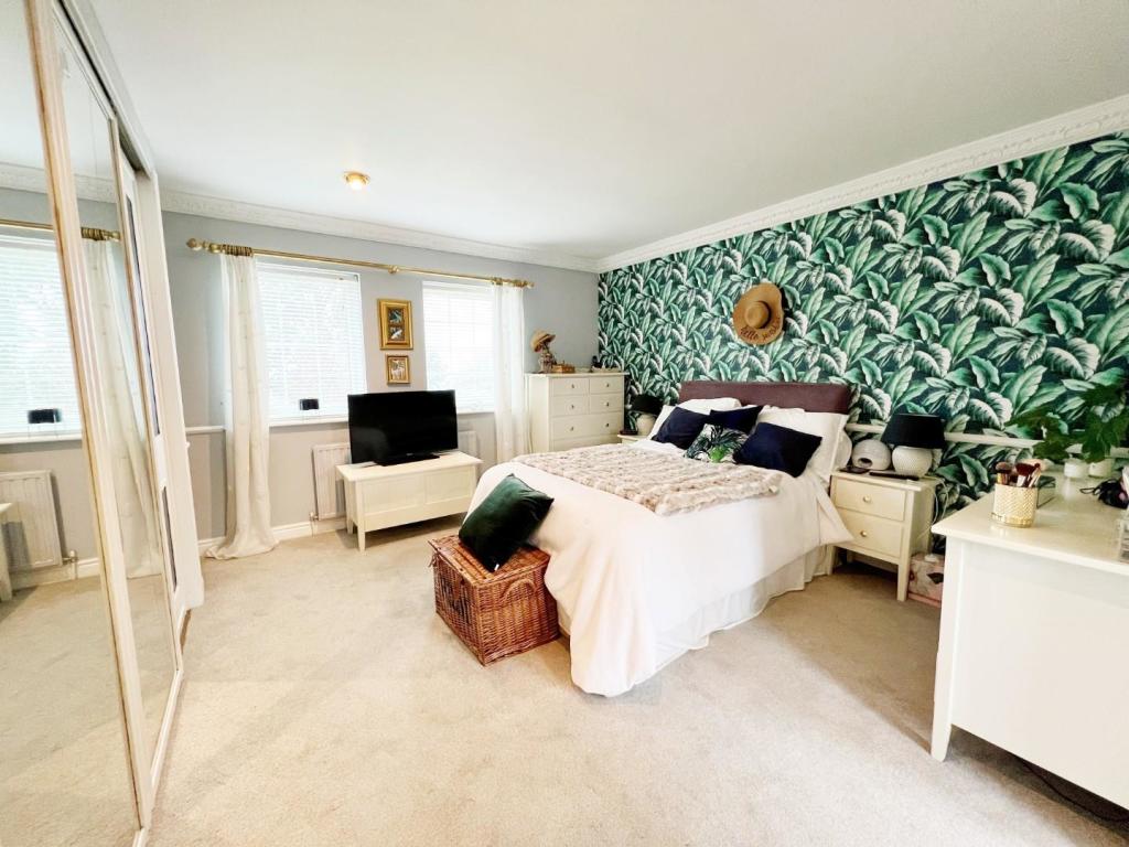Bedroom 1 pic 1.jpg