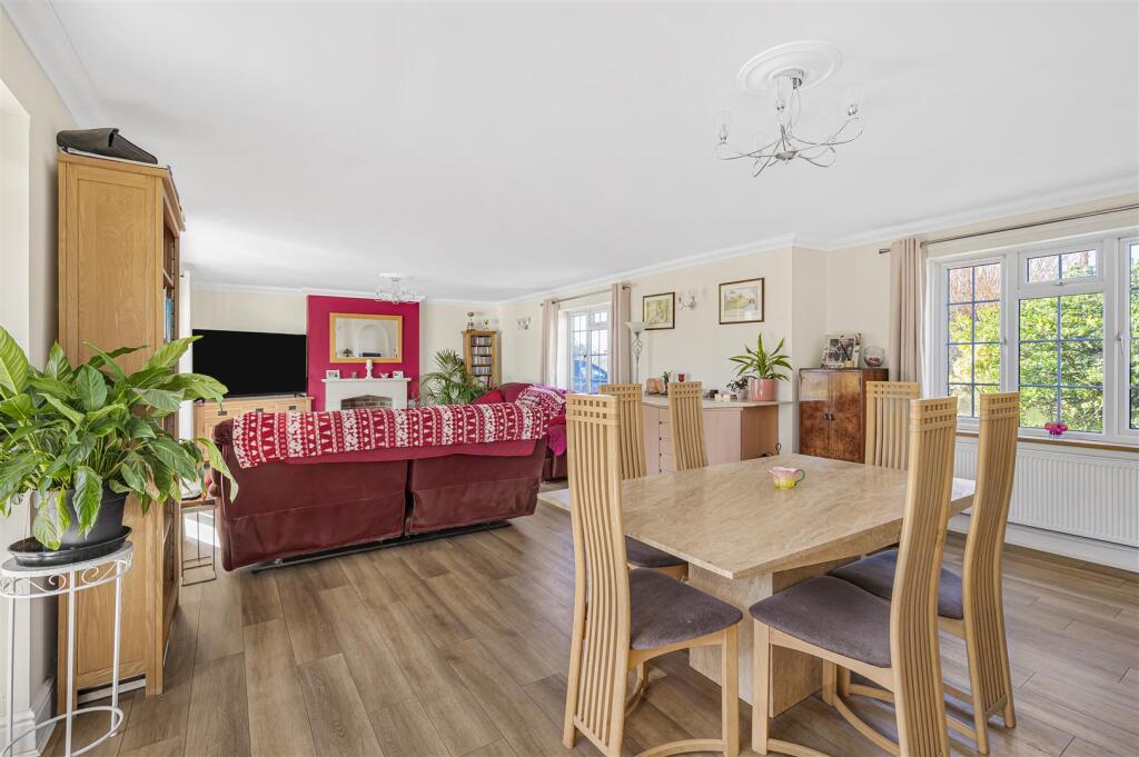 Lounge/Dining Room