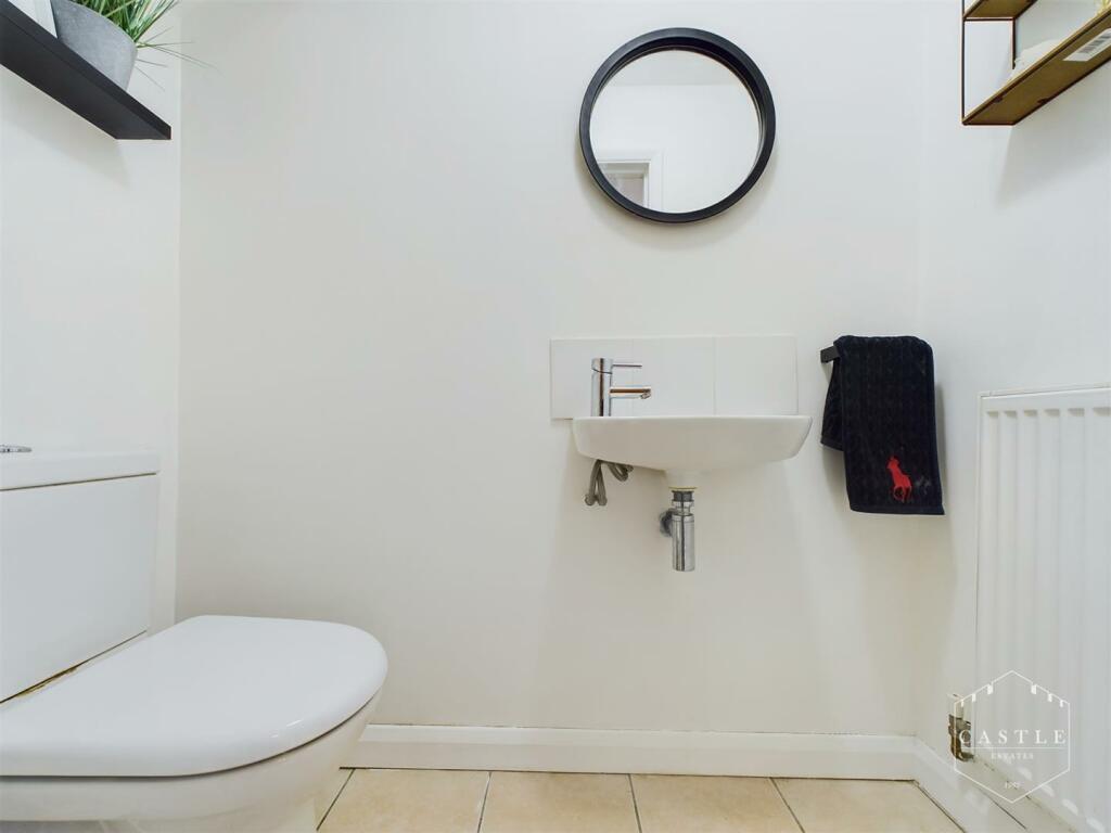 GUEST CLOAKROOM