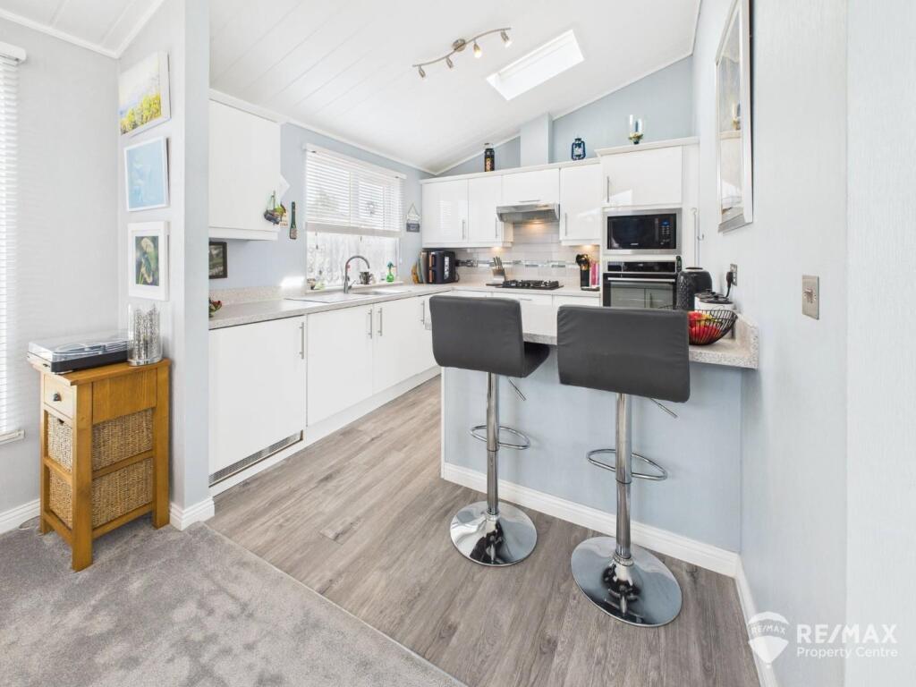 Kitchen &amp; Breakfast Bar.jpg