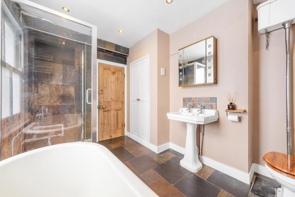 Bathroom (2).JPG