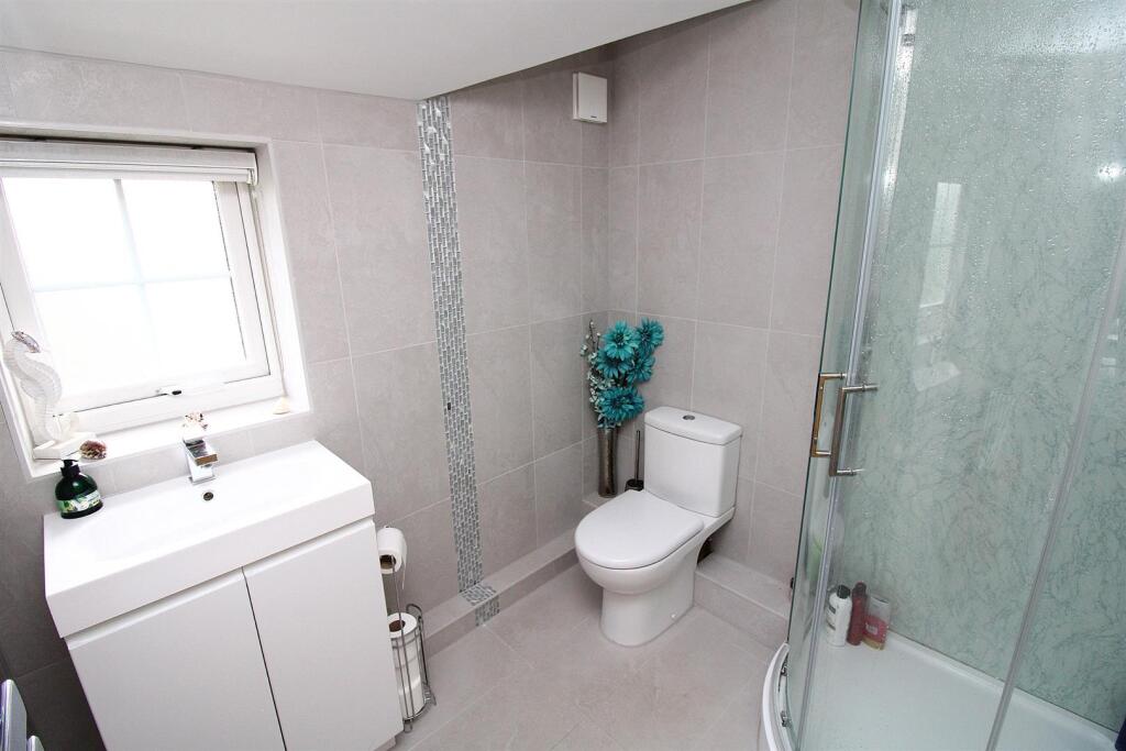 Ensuite.JPG