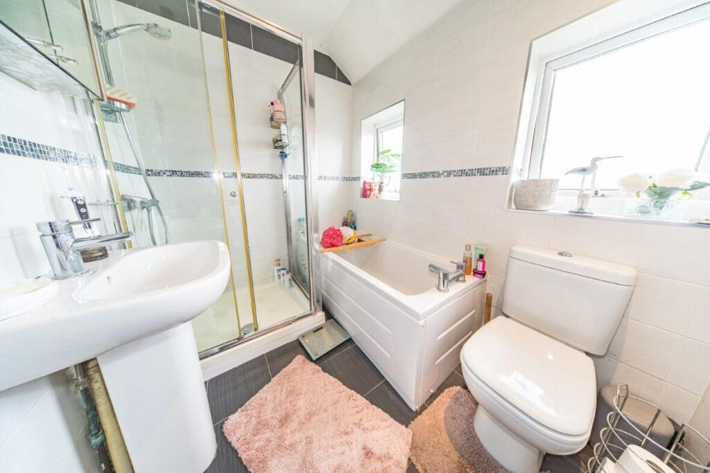 34 Manchester Road bathroom.jpg