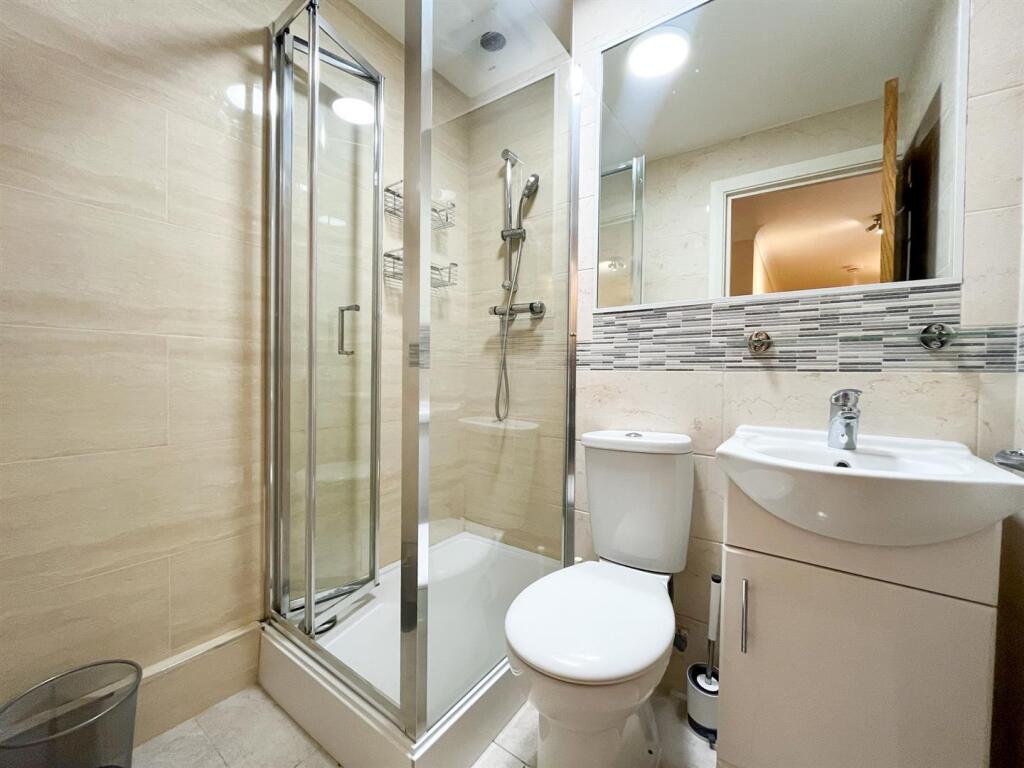 bathroom (1 of 1).jpg