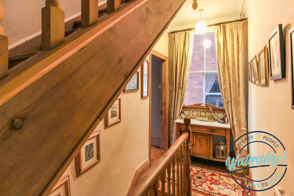 1st floor landing &amp; stairs to 2nd floor