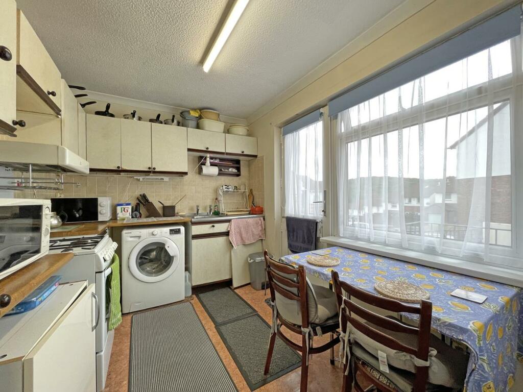 Newbury Close 31 Kitchen.jpg