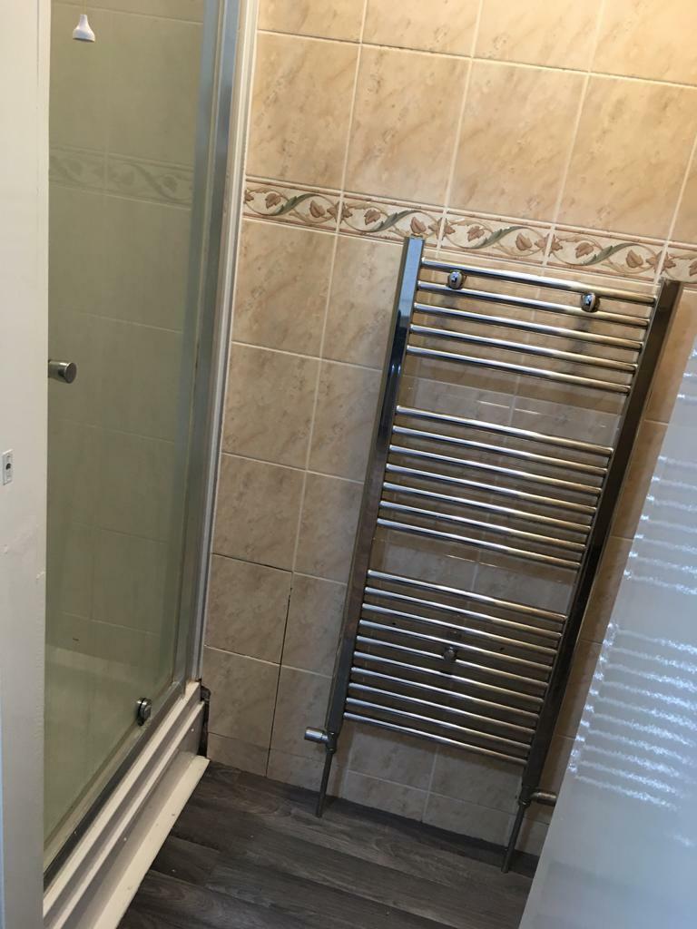 1) 25 Ash Grove Flat A Bathroom 31.07.2020.jpg