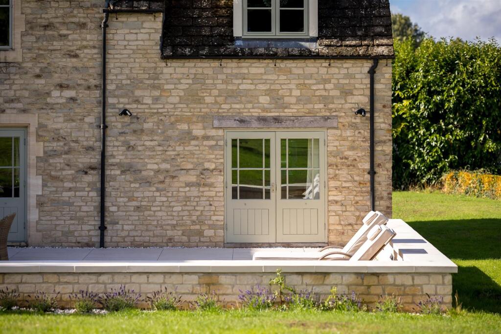 89 - Highfield House - GL54 4AA - Web.jpg