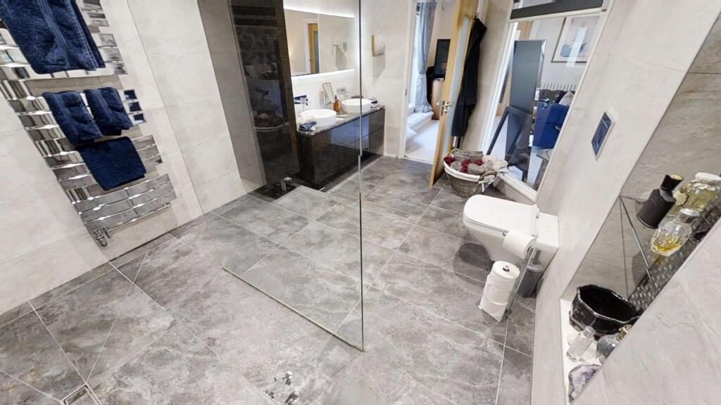 en suite to master bedroom