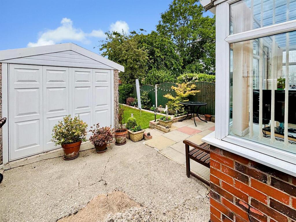 Off Street Parking / Driveway / Single Garage: