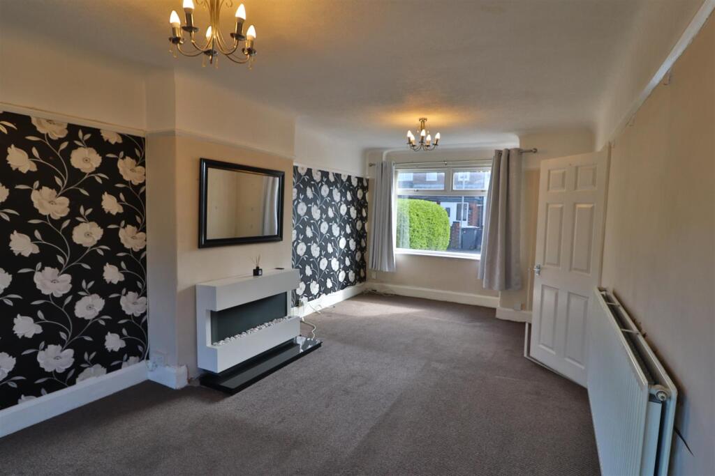 OPEN PLAN LOUNGE/DINING ROOM