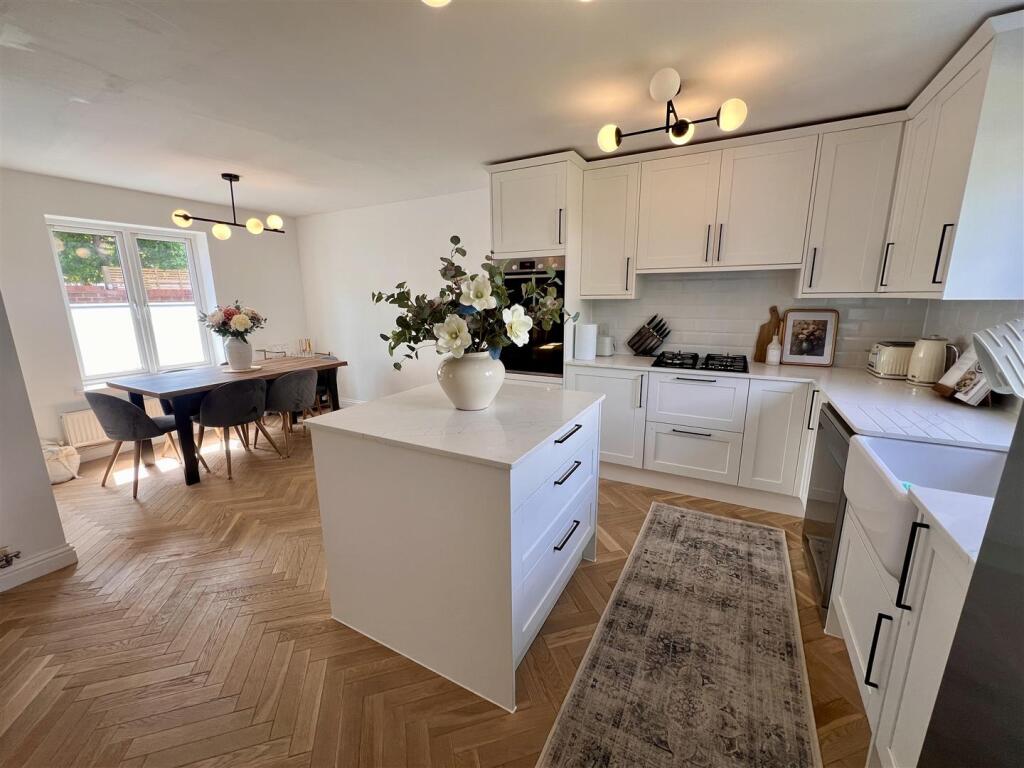 Kitchen 2.jpeg