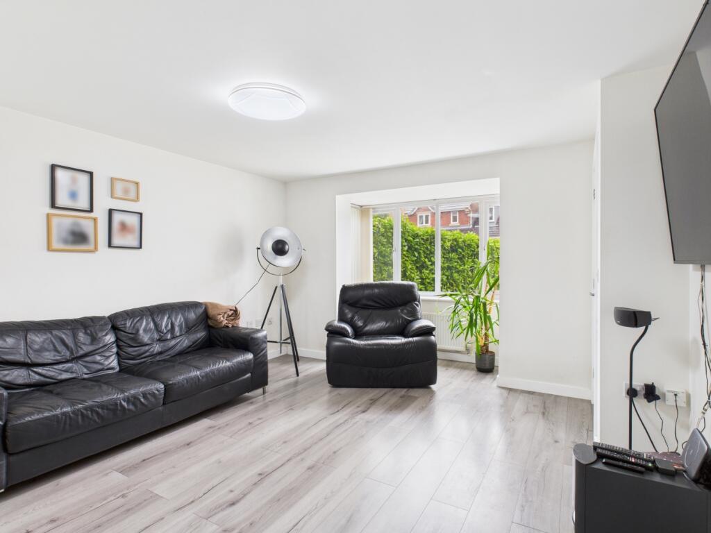 CAM03729G0-PR0094-STILL008