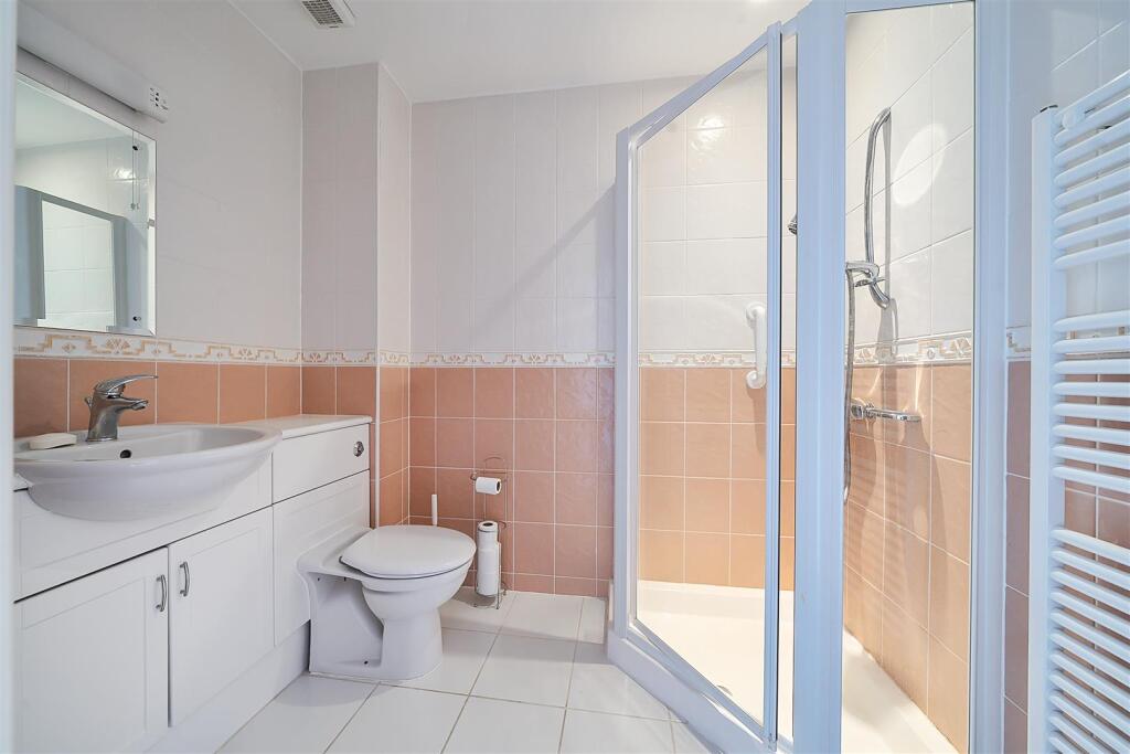 Separate Shower Room