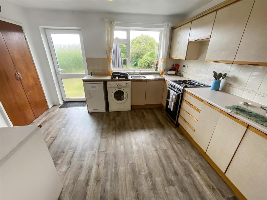Kitchen (1).jpg