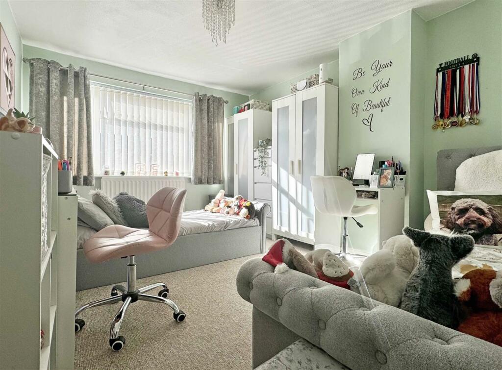 Bedroom 1.jpg