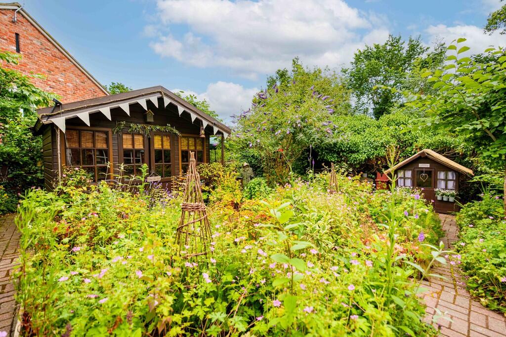 The Chimneys, Sau...