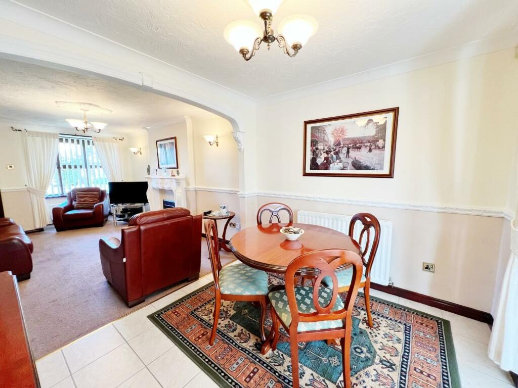 Dining Room pic 4.jpg