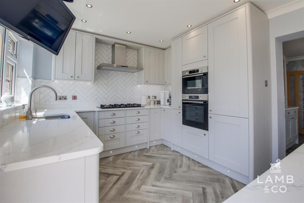 KITCHEN/LIVING SPACE