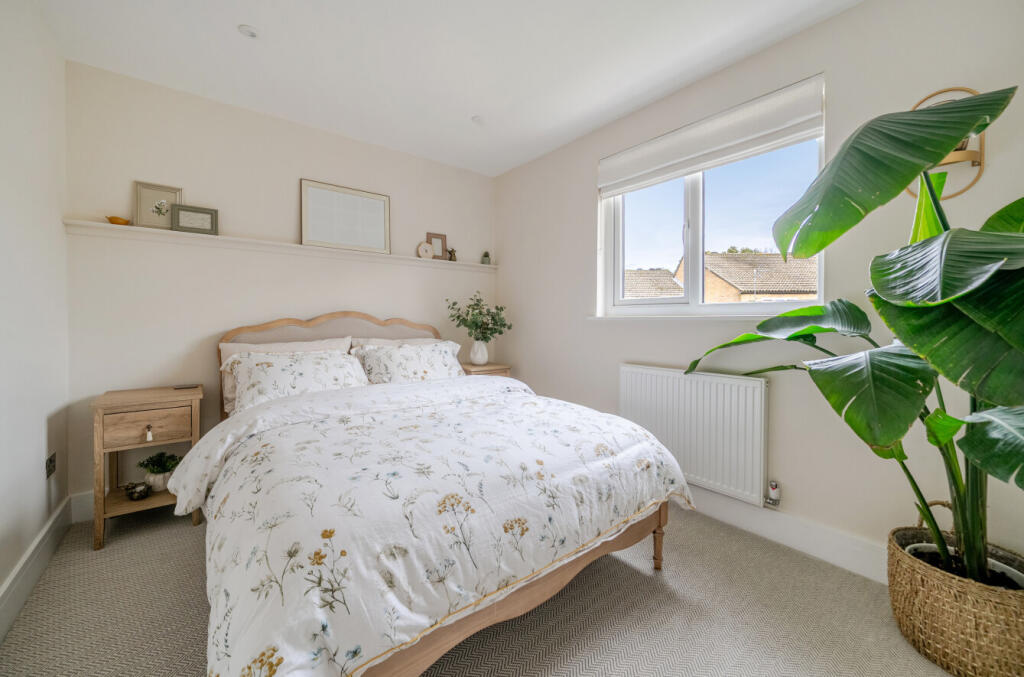 1372706-5-690b422...