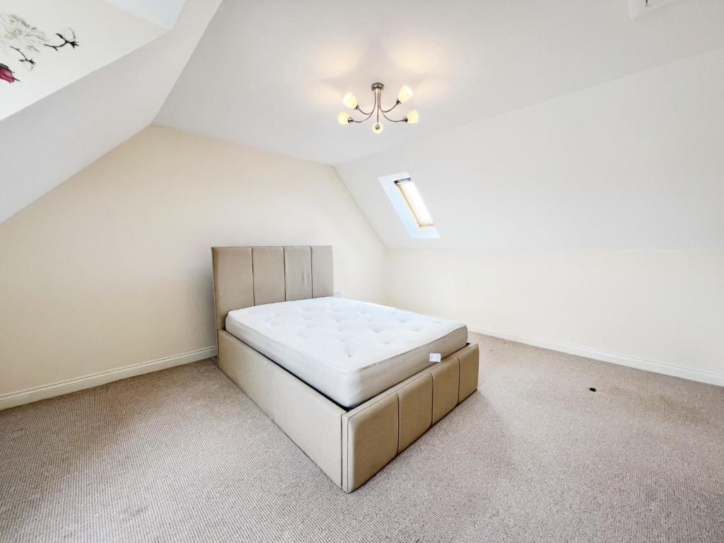 Bedroom 1 pic 2.jpg