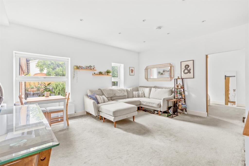 Flat 9 Chilworth House, Rectory Avenue, HP13 6HN-3