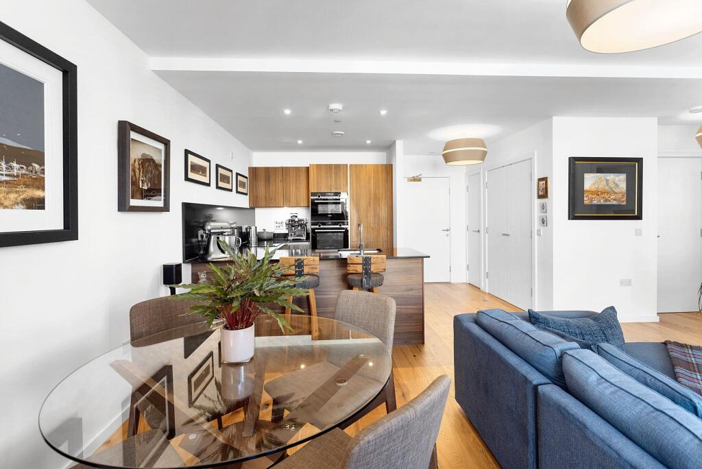 Lounge/Dining/Kitchen Area