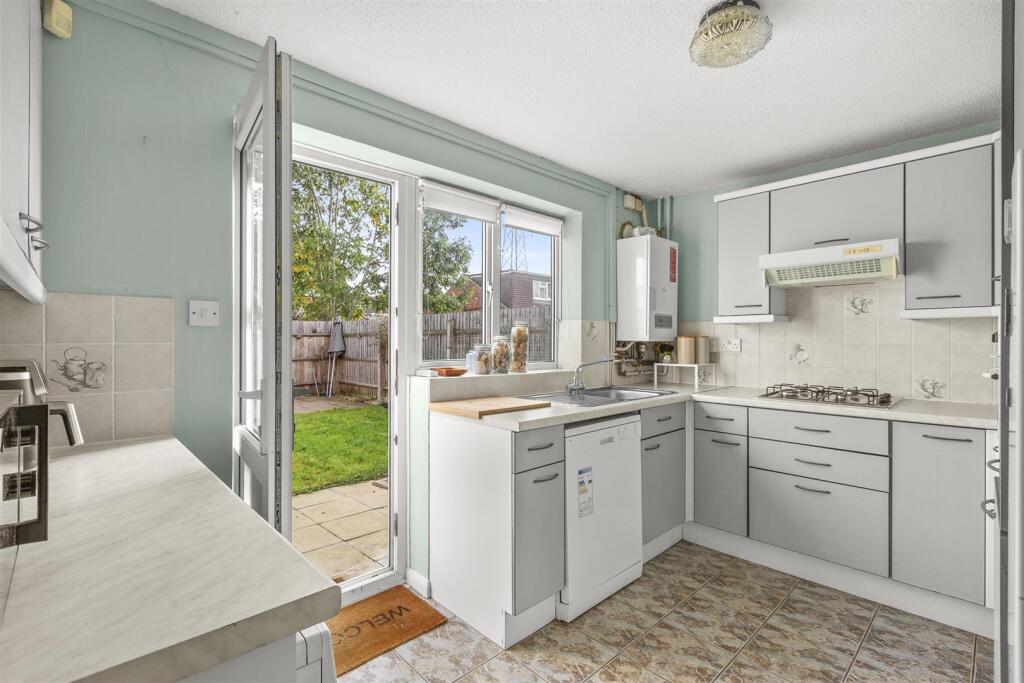 52 Upper Abbotts Hill, HP19 7ST-7.jpg