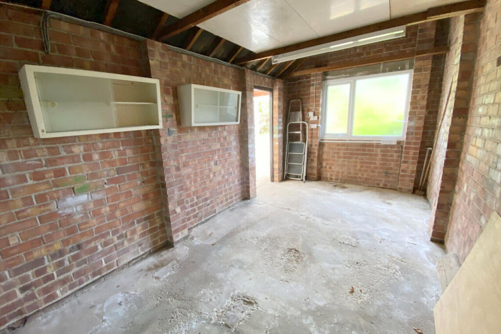 OUTSIDE - SIDE (Garage)