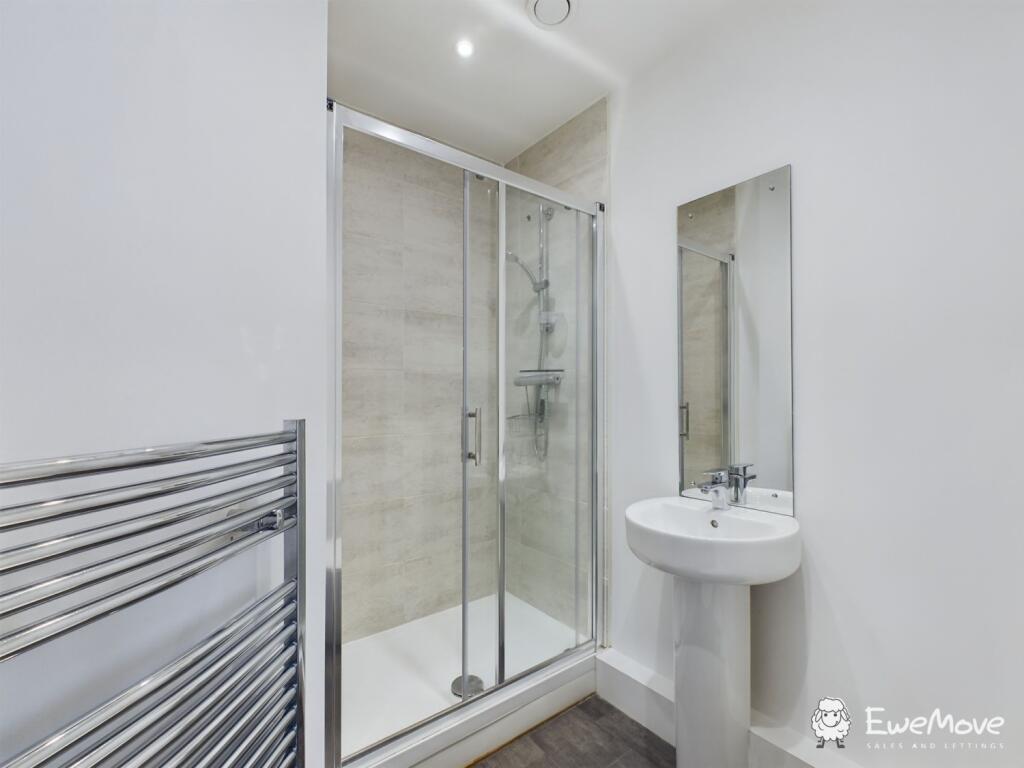 CAM02899G0-PR0040-STILL013