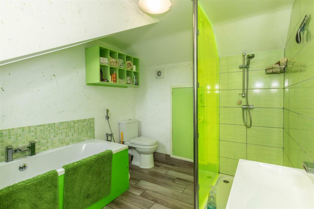 ENSUITE BATHROOM