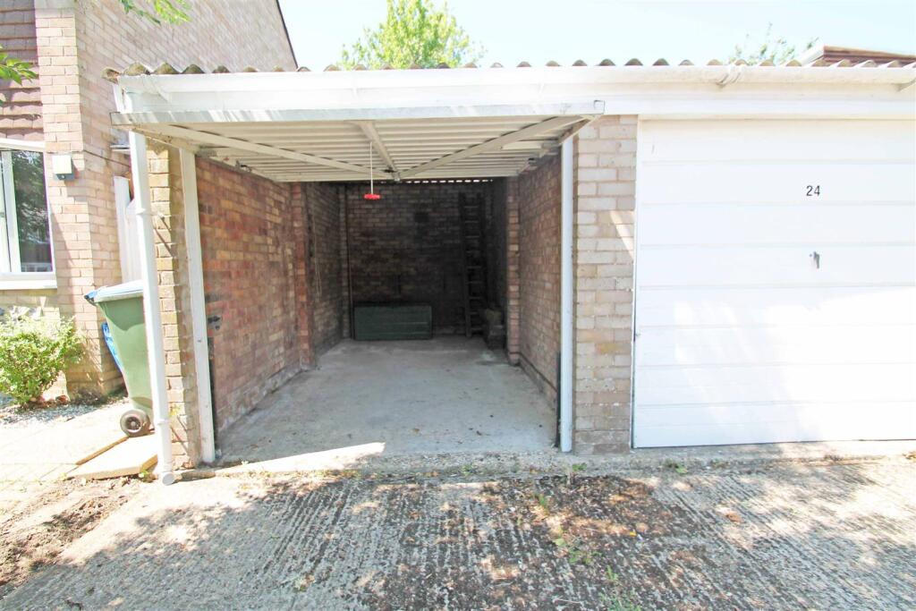 GARAGE ON BLOCK