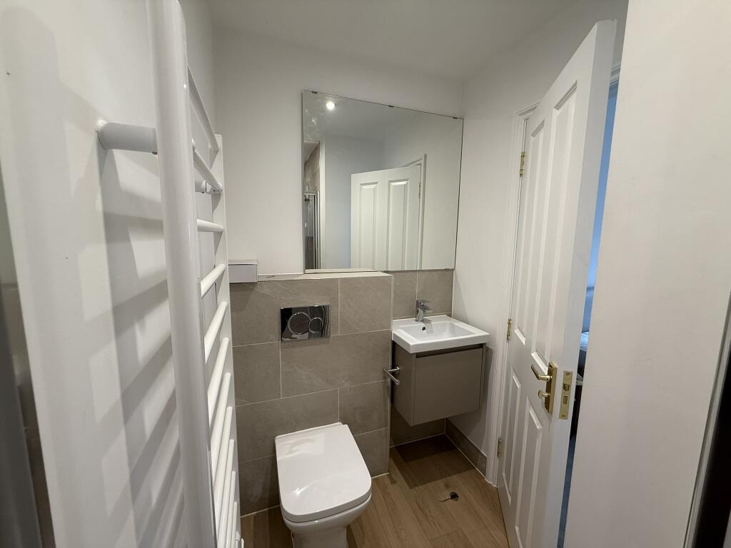 FLAT 5 BATHROOM