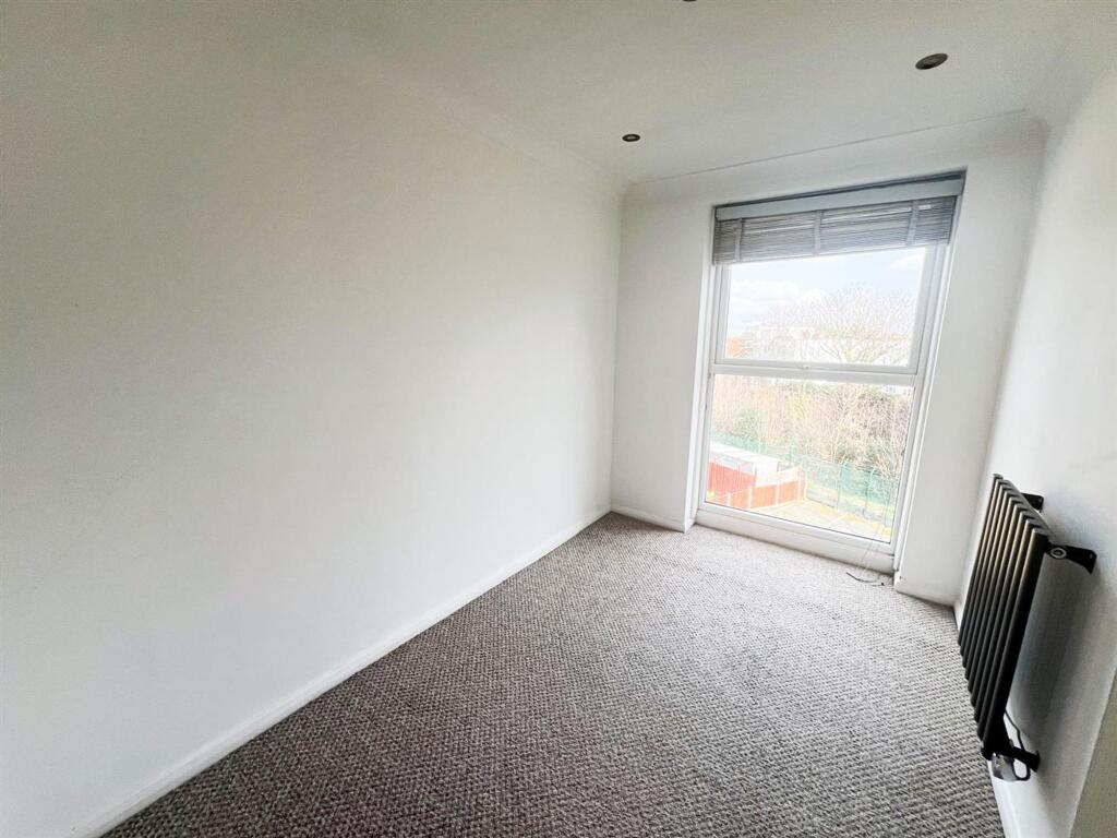Hollybush Hill E11
