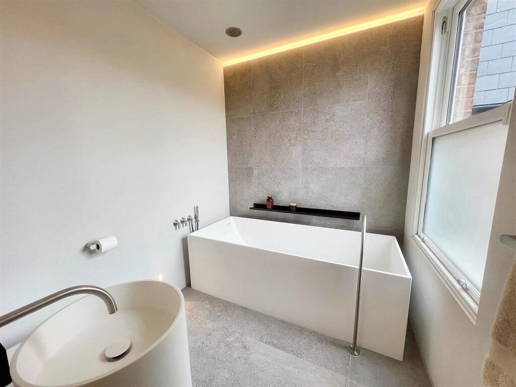 bathroom hawthorn.jpg