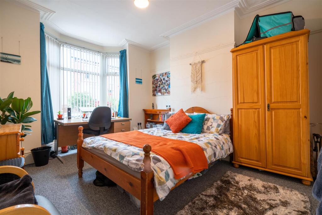 Bedroom 1_.jpg