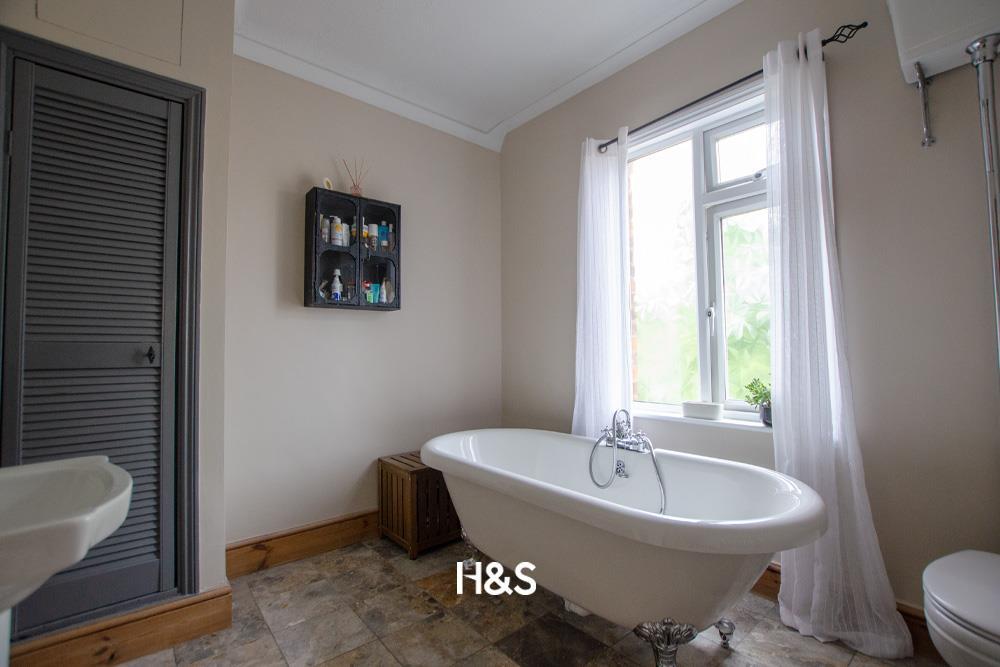 10 Hamlet Road - bath1.jpg