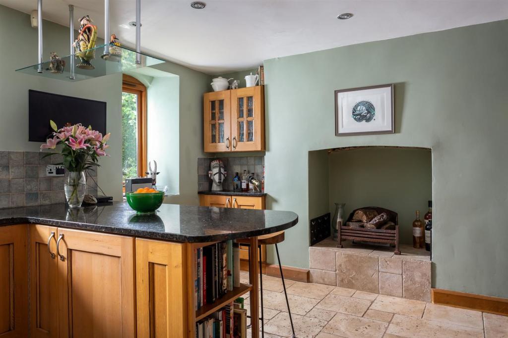 13 - Hillacres - GL53 9NS - Web.jpg