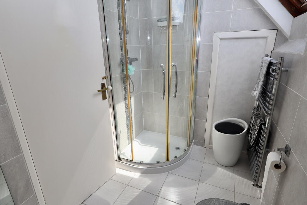 En suite to bedroom 2