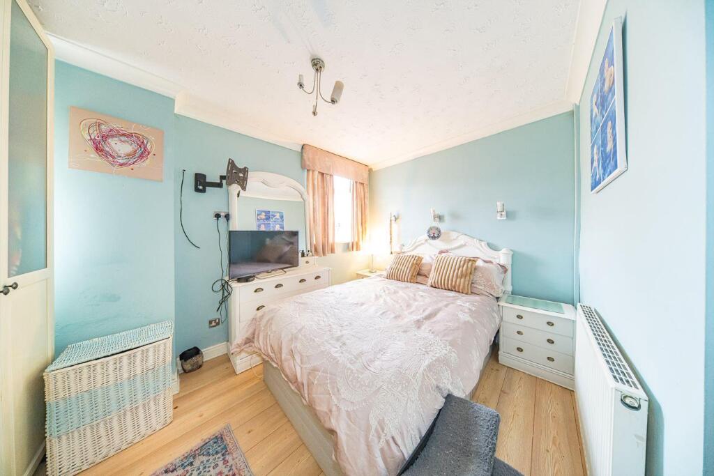 13 Hayes Avenue bedroom 1.jpg
