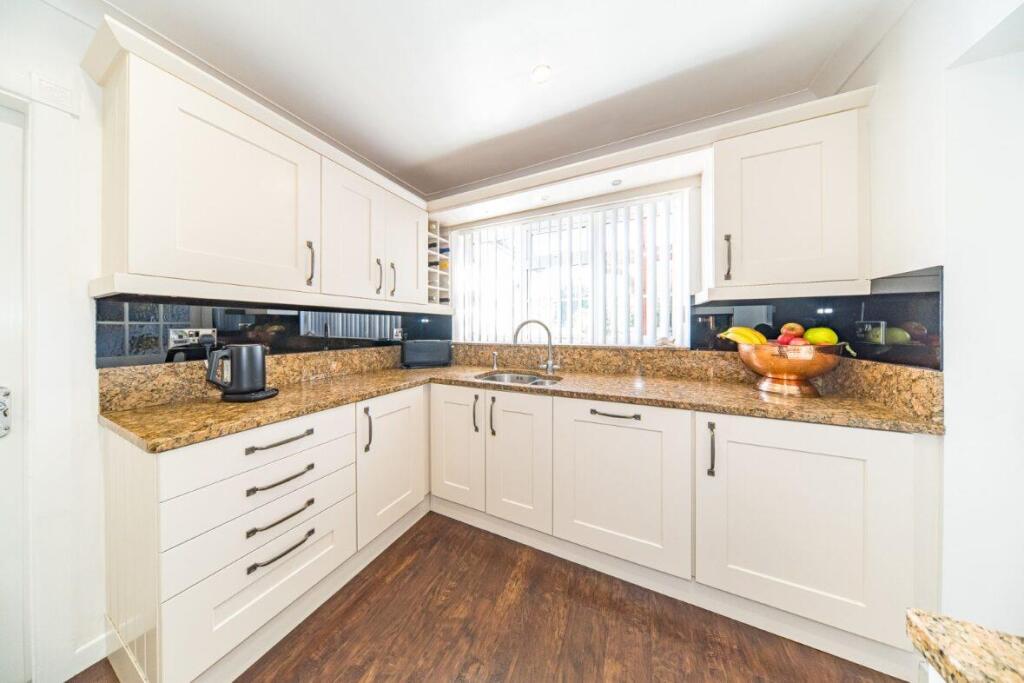 20 Hillschool Road kitchen.jpg