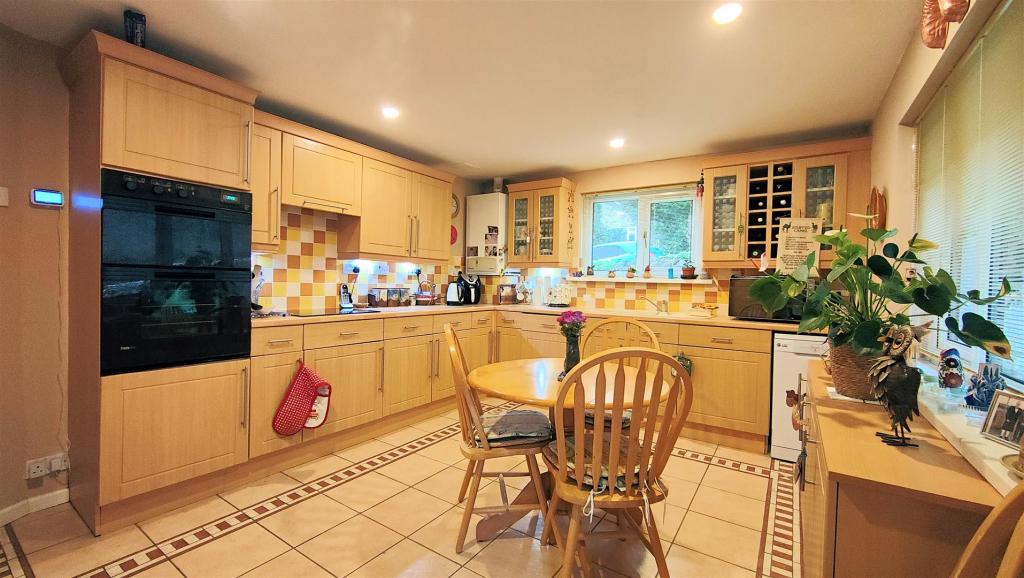 kitchen (2).jpg