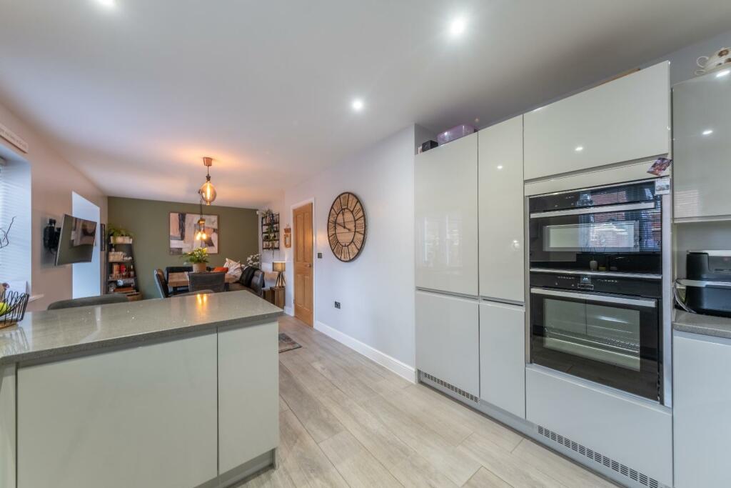 2 Bluebell Close-003.jpg