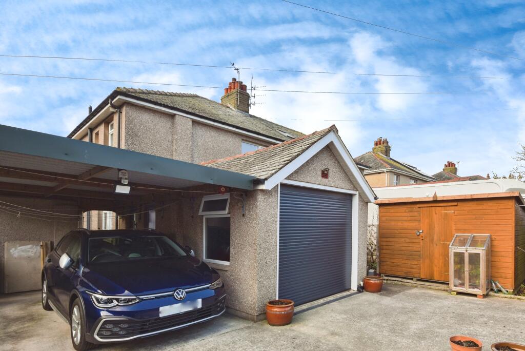 Garage/Carport