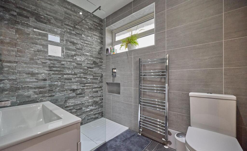 REFITTED BATHROOM TO FRONT