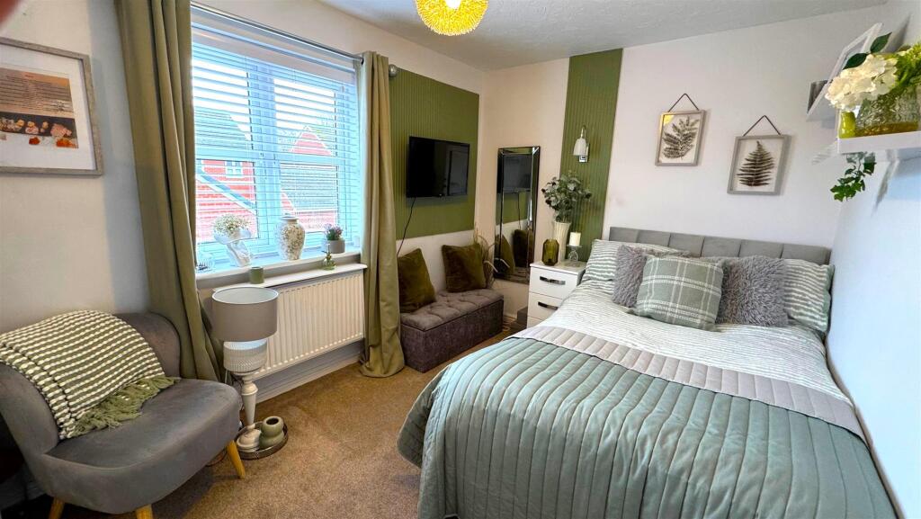 Bedroom 1 (1).jpg