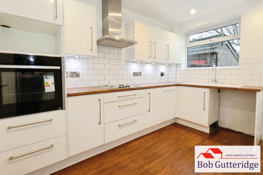 FITTED KITCHEN