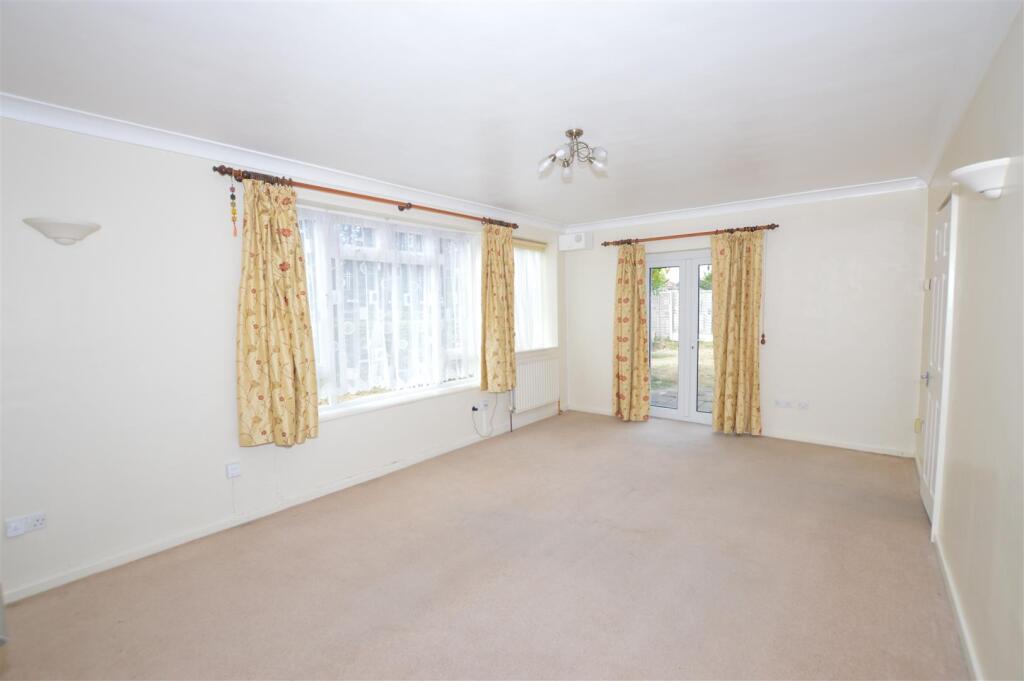 19 Oaklands lounge b.JPG